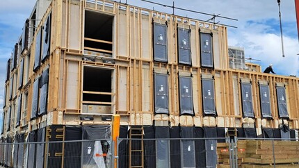 Foto van het gebouw De Spiegel in aanbouw. 