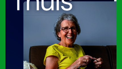 Voorblad van bewonersblad de Thuis. Met een foto van een huurster die aan het breien is. 